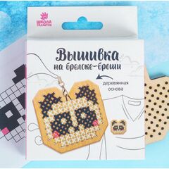 Вышивка крестиком на дереве "Брелок и брошь. Панда"