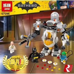 Конструктор Lepin "Бэтмен. Бой с роботом Яйцеголового", 328 деталей