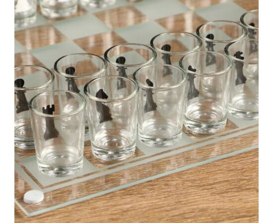 Сувенирные шахматы "Пьяный ход", 32 рюмки, поле 35х35 см